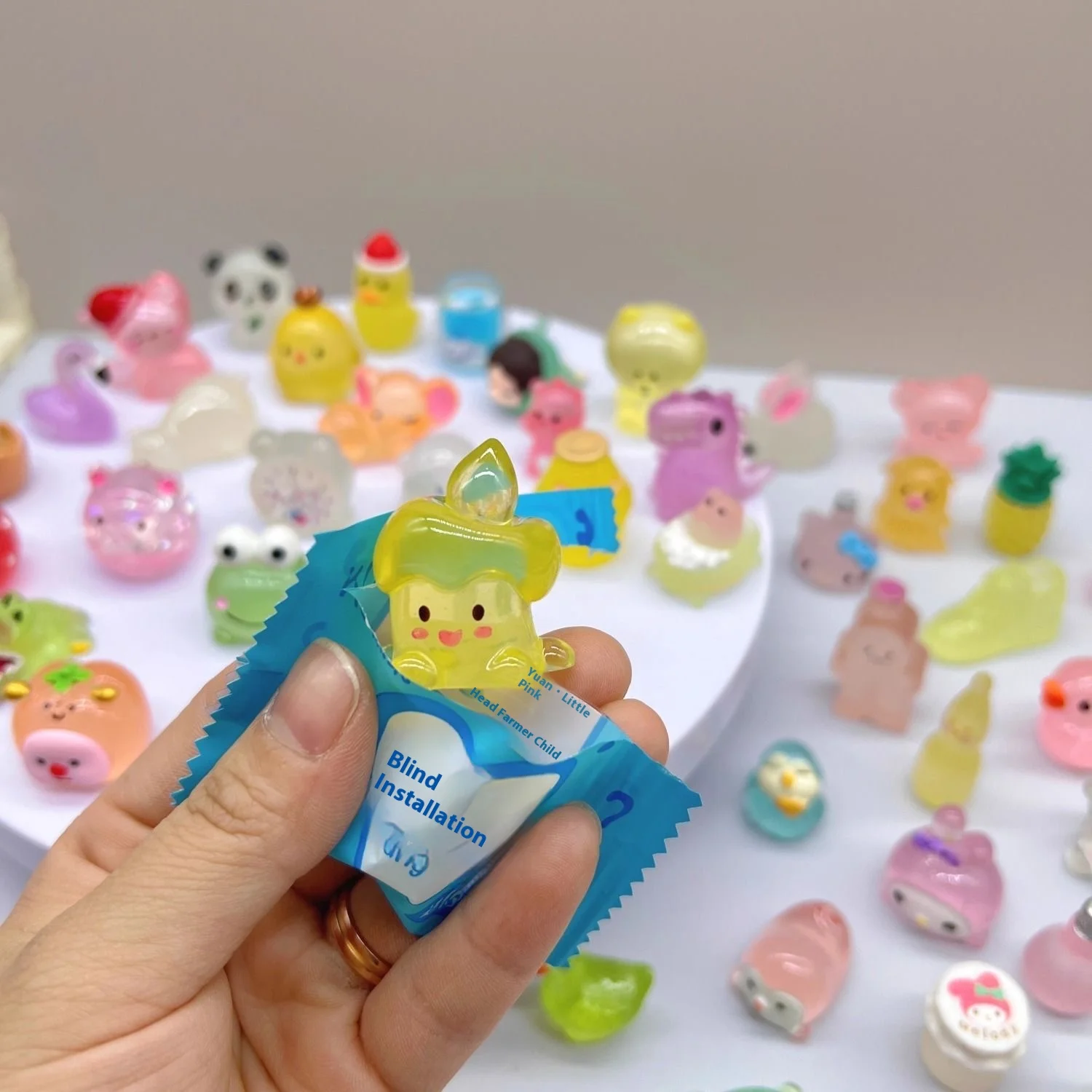 

40 шт., мини-светящаяся слепая коробка с животными, маленький орнамент, настольный компьютер, милые животные, детские статуи любви, креативная вечерние слепая сумка, подарок