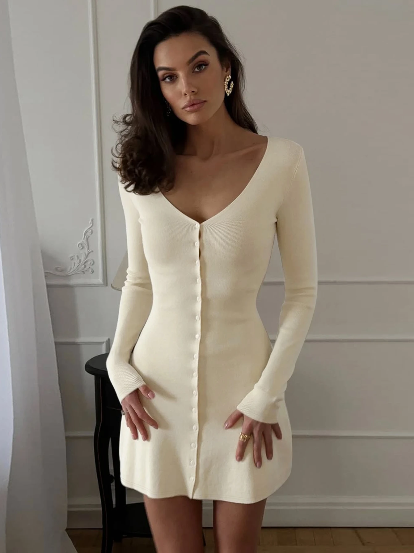 Dulzura 2025 الخريف موضة مثير الخامس الرقبة طويلة الأكمام واحدة الصدر سليم فستان قصير الصلبة فستان المرأة عادية ملابس النادي الحفلات