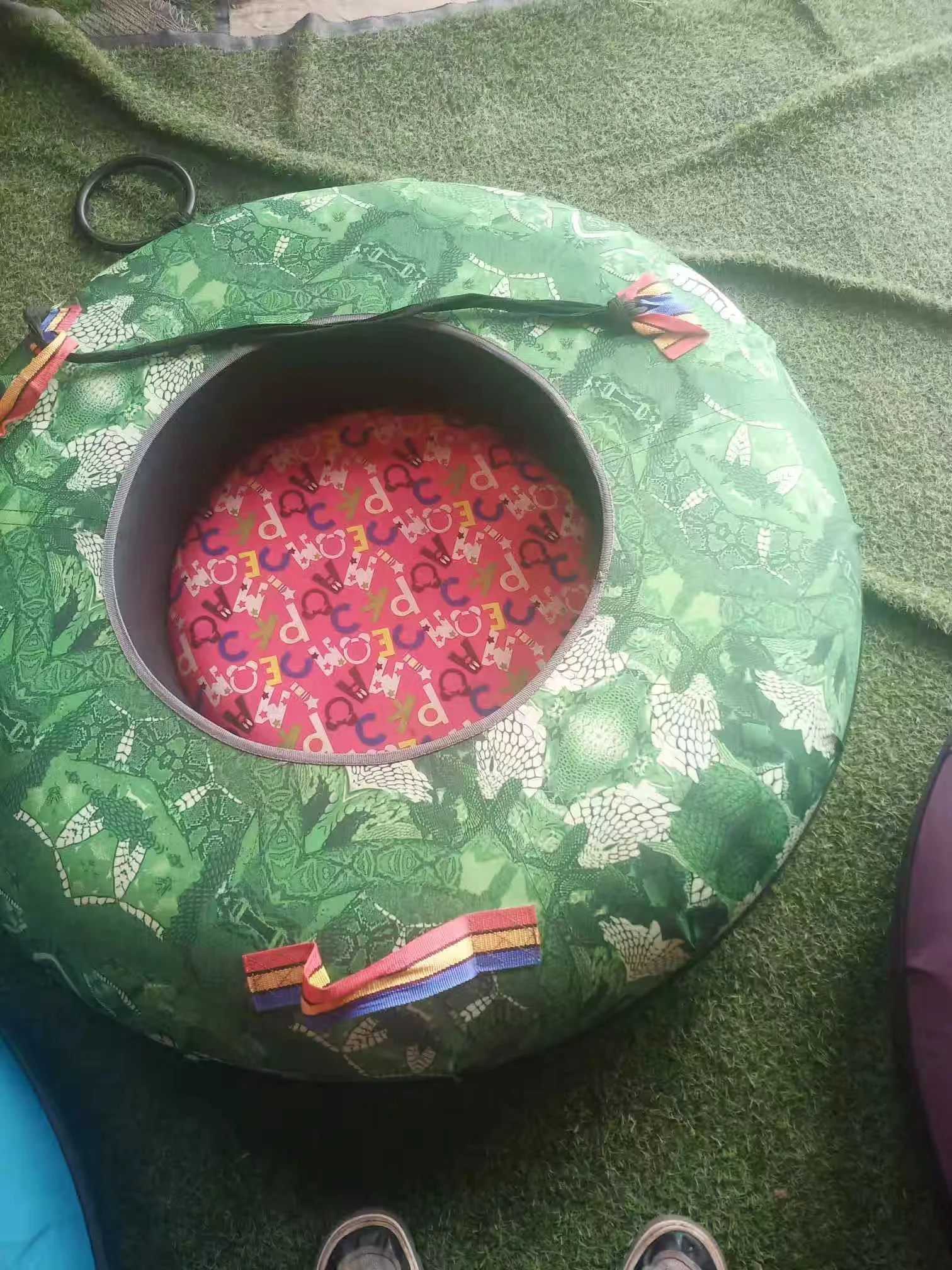 الشتاء في الهواء الطلق التزلج الرياضة متعة الشتاء متعة أنبوب الثلج