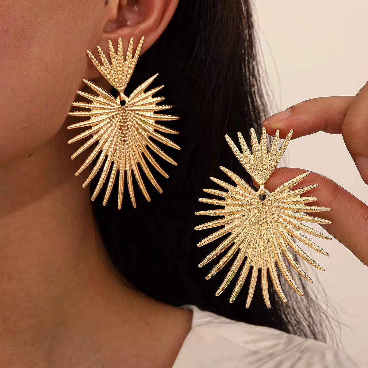 

Vintage Simple Fanshaped Exaggerated Tassel Geometry Earrings for Women Charm Temperamen Gold Colo Big Earrings Punk Jewelry