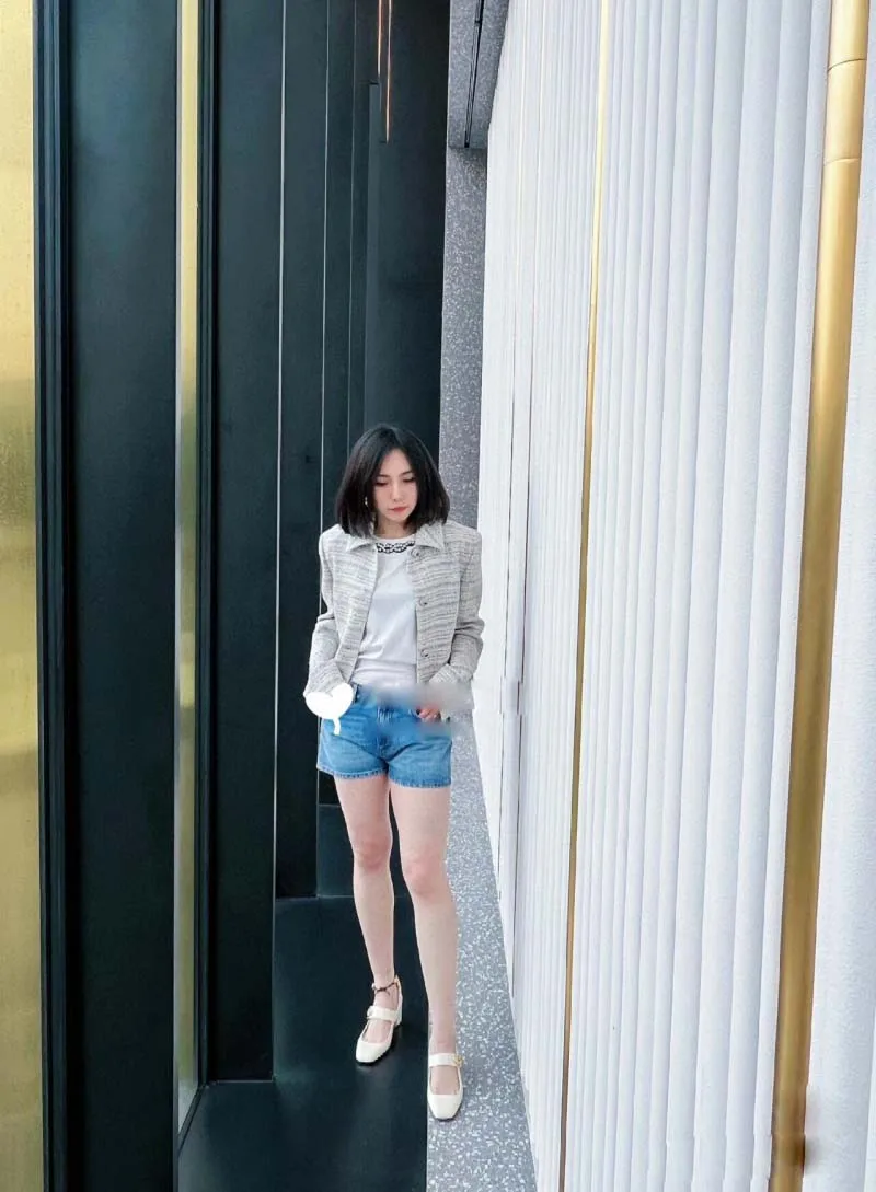 

Mingyuan Ms. Fan's coat is fashionable, exquisite, and stylish, showing off her slimming and versatile striped tweed coat