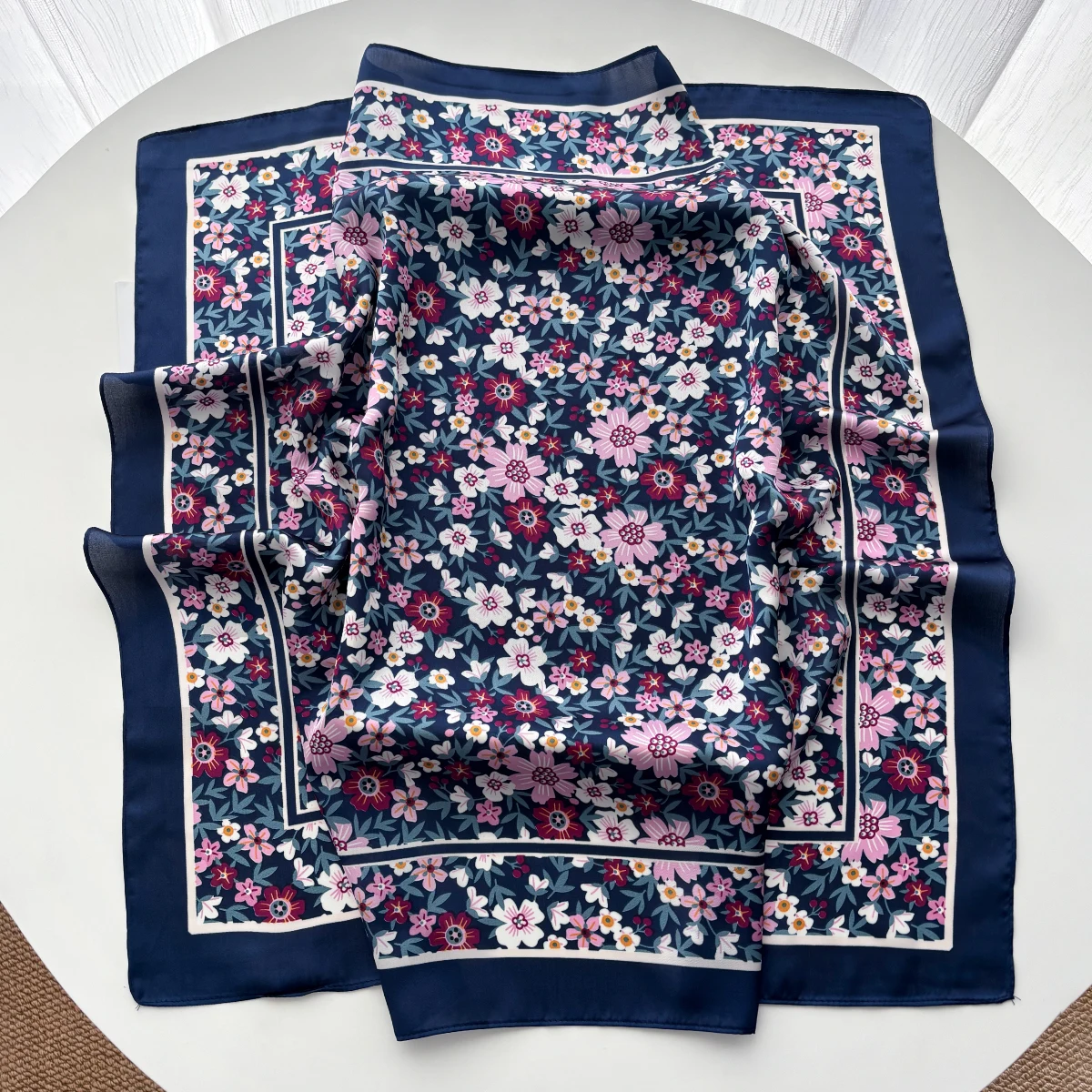 Eleganter Blumen-Damenschal Seidenimitat Halstücher Foulard Bandana Hijab Haarbänder Quadratische Schals Wickeltücher – Detail 6