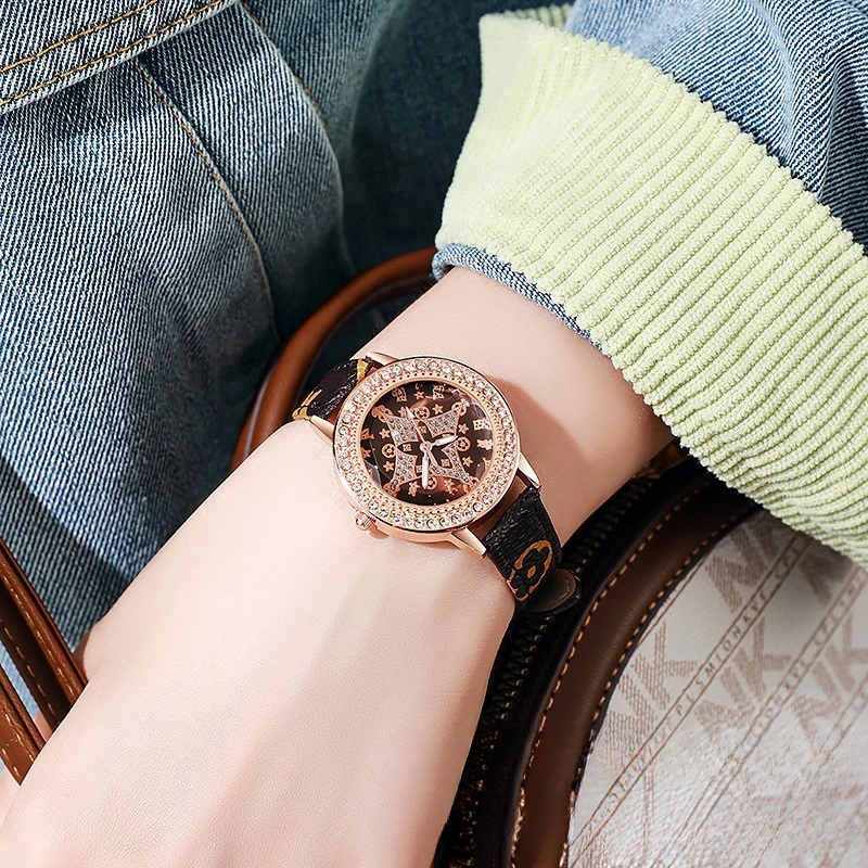 Women's Quartz Watch Retro Student Four Leaf Clover Ladies Watches Classic Fashion Timepiece Stylish Elegant Female Wristwatch