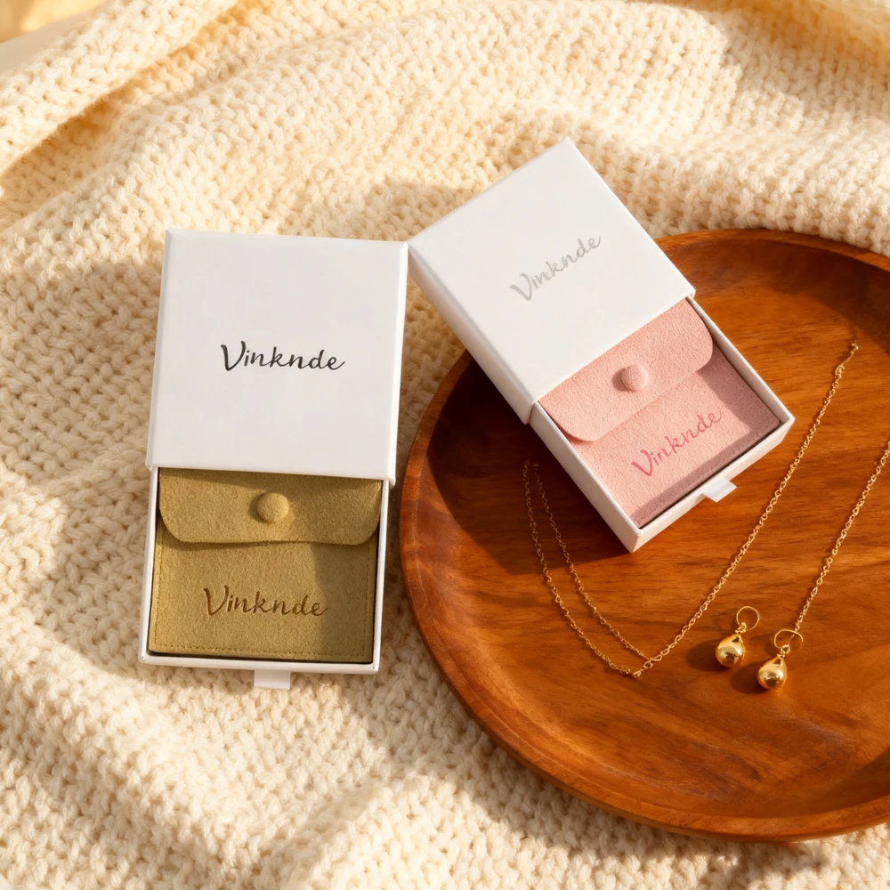 

Белый ящик 9x9x2,5 см, бумажный картон, чехол для упаковки ювелирных изделий внутри, 8x8 см, подарочная сумка с кнопкой из микрофибры, маленький замшевый мешочек