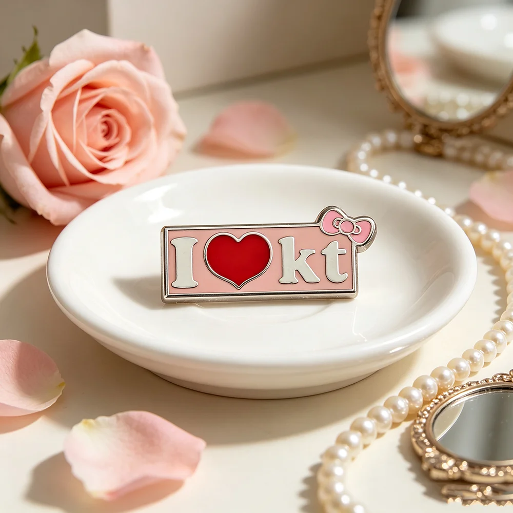 Niedliche Emaille-Pins „I Love KT“-Broschen, rosa Schleife, rotes Herz, Metall-Abzeichen, Anstecknadel für Rucksack, Jeansjacke, Geschenk – Detail 8