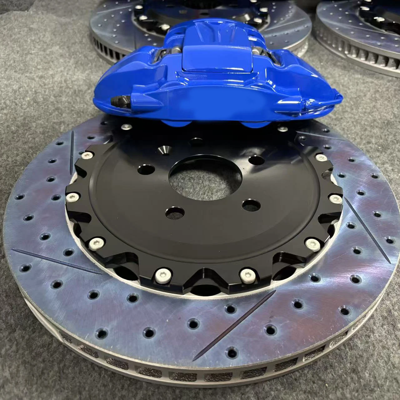 High Quality Silver Big Brake Caliper Kit Front 6 Pistons Rear 4 Pot Electronic Brakes Fish Bone Disc 19 Inch Wheels Sport Cars