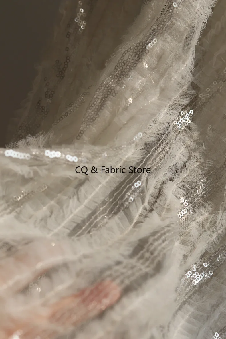 Wunderschöner beigefarbener Pailletten-Spitzenstoff für Cocktailkleider und Hochzeitskleider und Abendkleider, Nähzubehör auf dem Garten