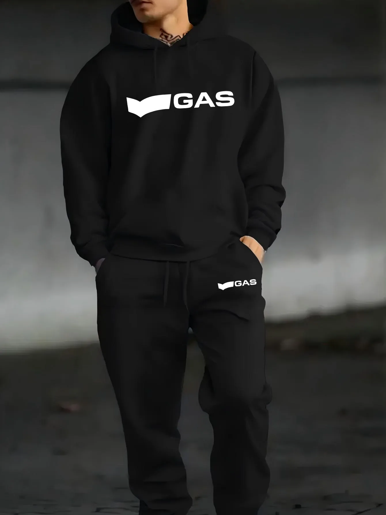 

The men's casual sports hoodie with a simple design takes care of your daily and sports time. Hoodie set