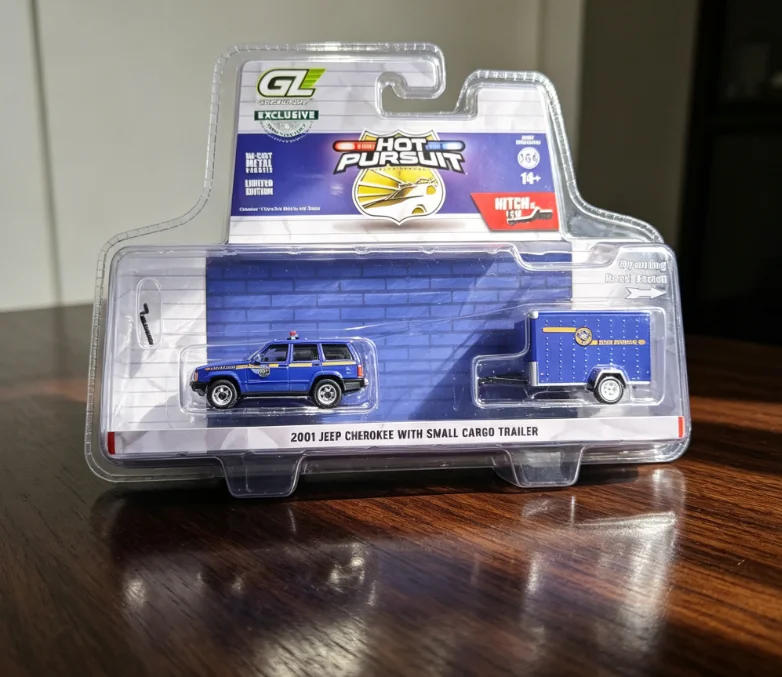 Green Light 1:64 Hot Chase Brown H&T Series 1 2001 Cherokee And Small Cargo Trailer - New York State PoliceMiniature AlloyM