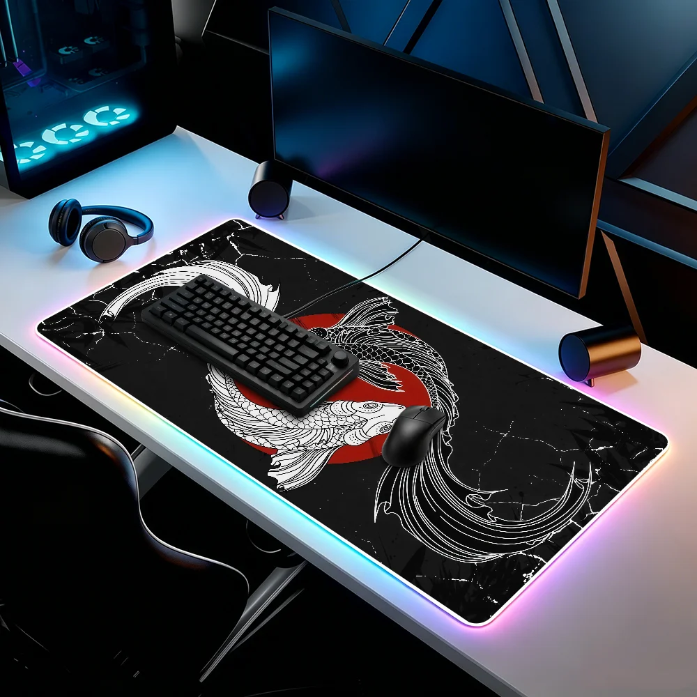 Alfombrilla de ratón con diseño de Tai Chi Koi, alfombrilla antideslizante con LED RGB para juegos, dormitorio, oficina, impermeable, grande