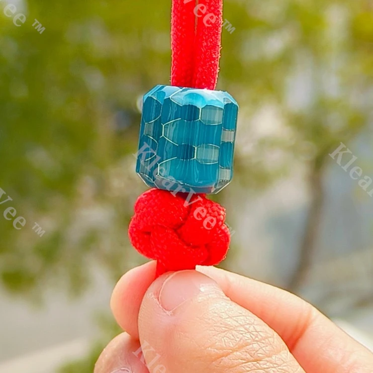 

Blue Resin Luminous Honeycomb Mesh Paracord Woven Knife Pendant Backpack Keychain Pendant EDC Tool Accessory Knife Bead