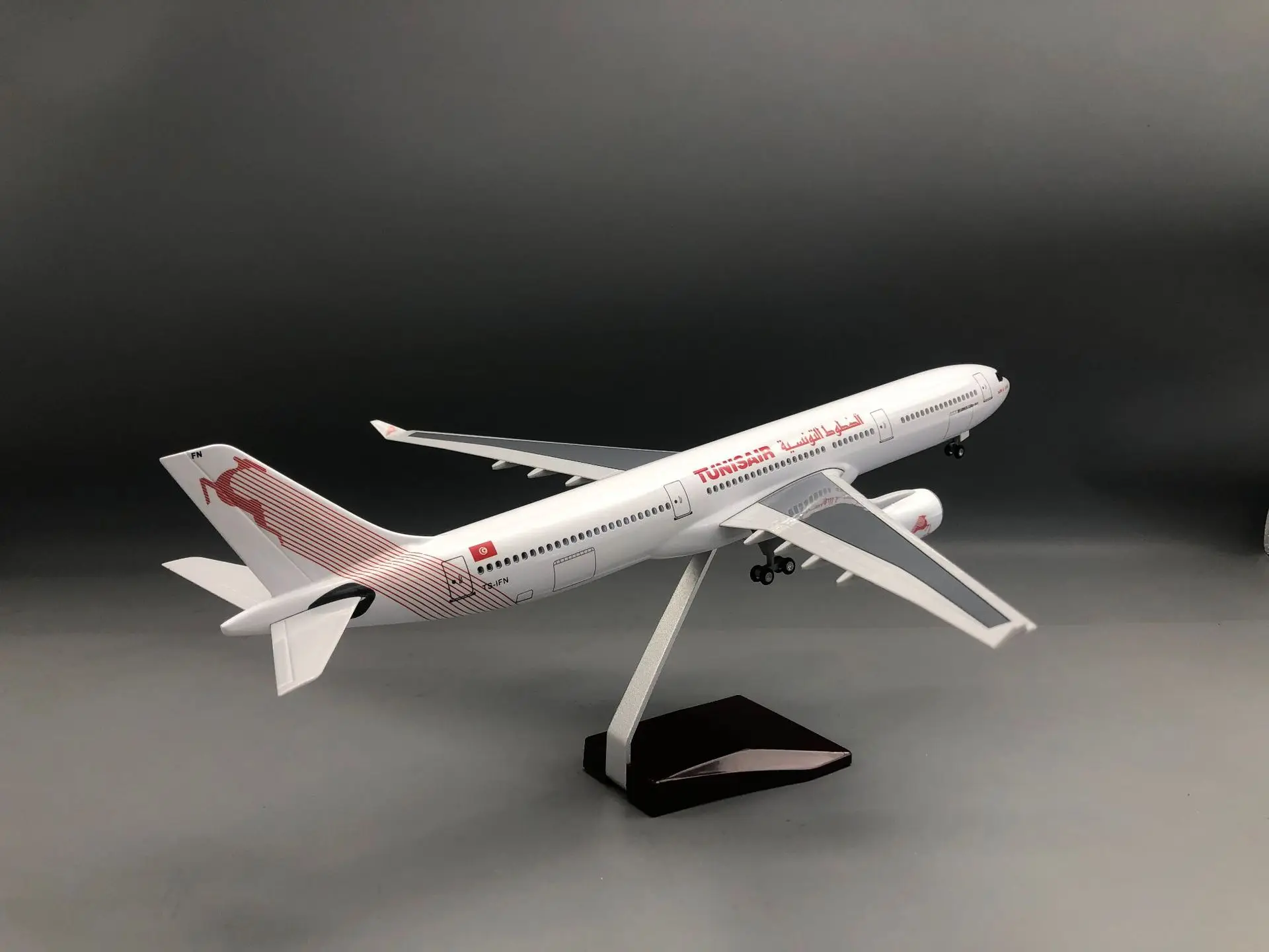 47cm Aircraft Model Tunis Airways A330 1/135 Scale Planes Static Souvenir Miniature Airplane with Landing Gear Wheels Light