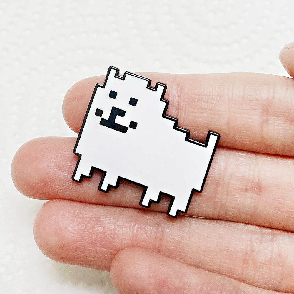 Spiel Undertale Tier Abzeichen Brosche Pins Nette Schwarz/Weiß Pixel Cartoon Hund Und Flowey Form Cosplay Broschen Requisiten Hemd zubehör