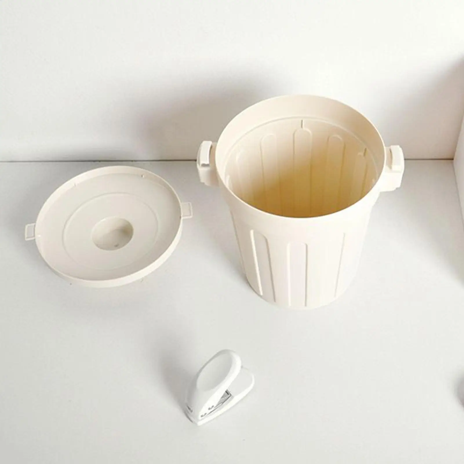 

Настольный мусорный бак, маленькая крышка, корзина для мусора, настольный мусорный бак для макияжа для ванной комнаты, кухни, спальни, офиса, общежития, автомобиля