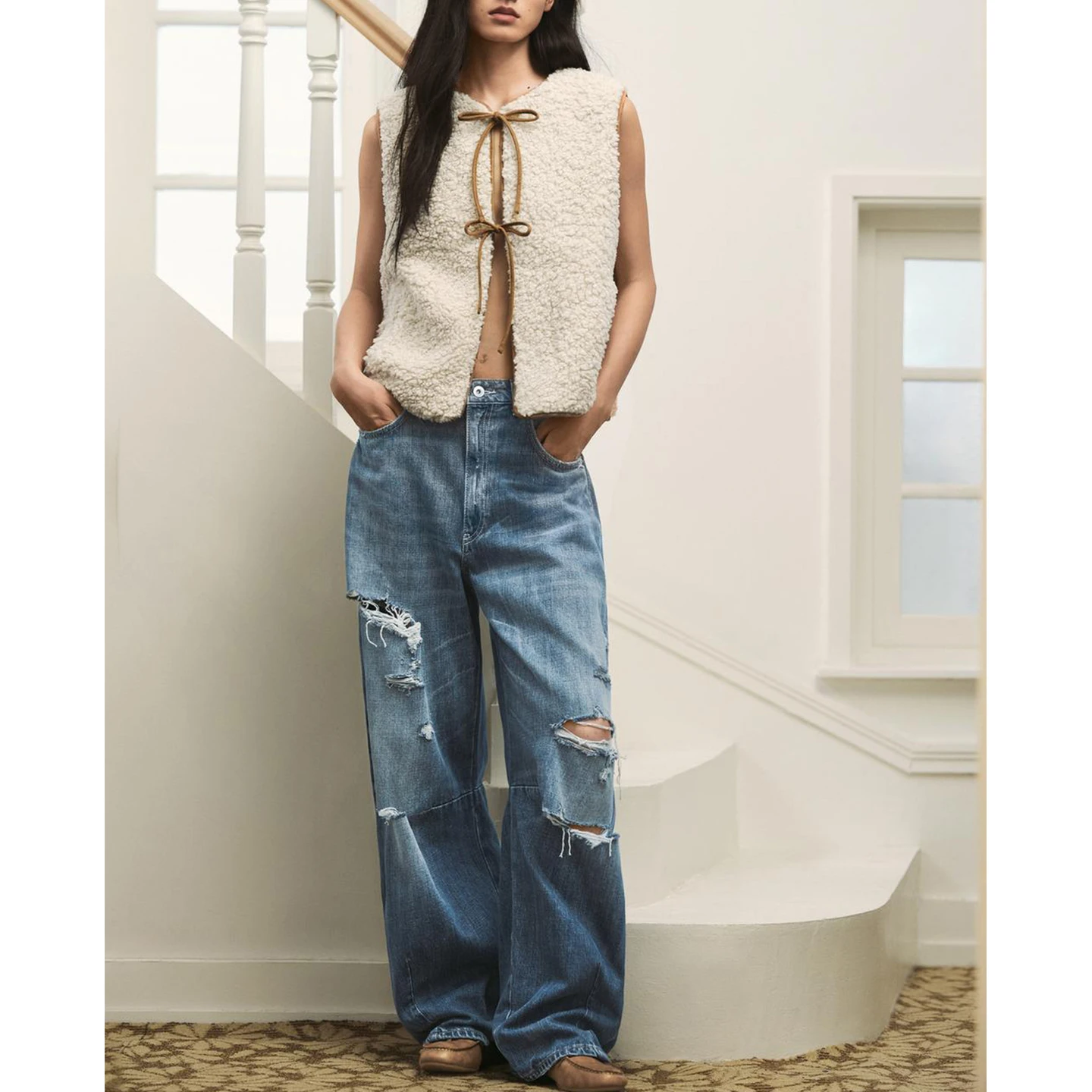 سترة نسائية جديدة للخريف بدون أكمام مع ياقة مستديرة ومزينة بعقدة فراشة من فرو الخروف، تصميم قصير بحمالات رفيعة