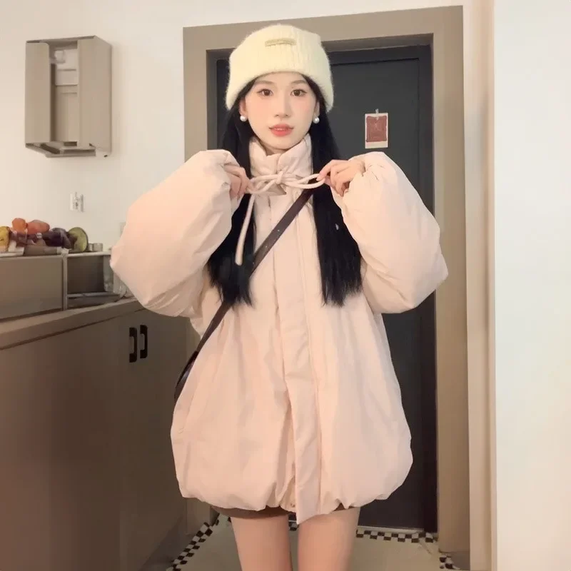 

Женская пуховая хлопковая куртка, новинка 2025, осень-зима, свободная утолщенная теплая верхняя одежда, розовая куртка с хлопковой подкладкой и бантом на шнуровке