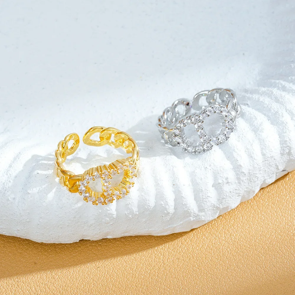 A classic and fashionable ring, with real gold CD letters and a diamond base