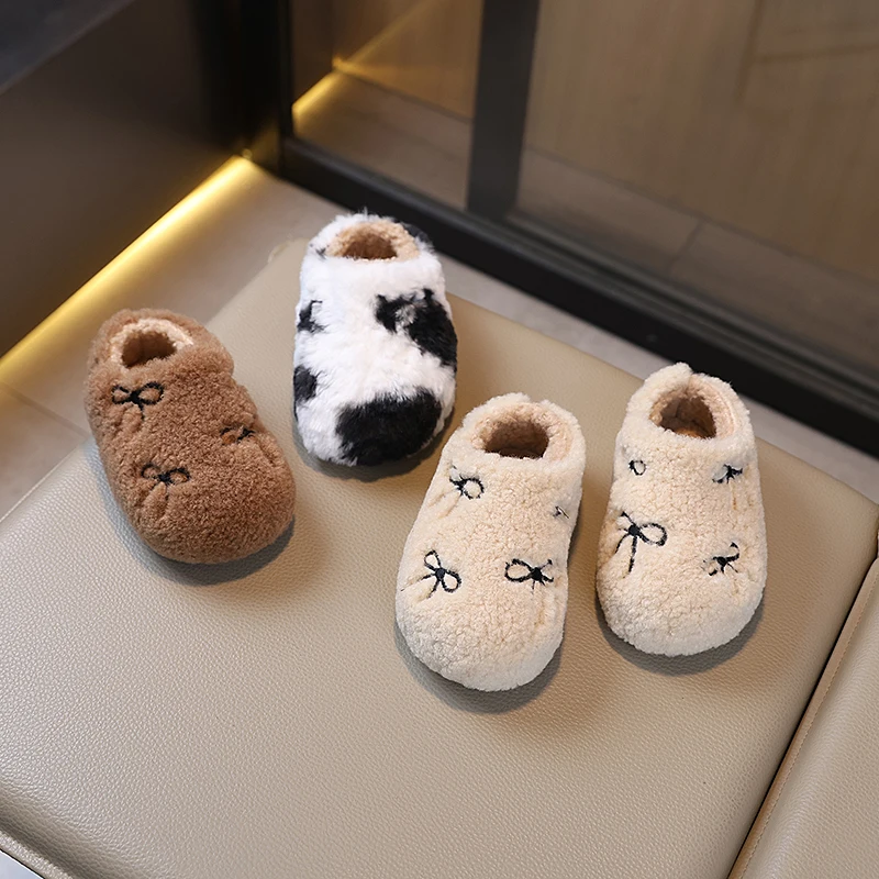 

2025 детские пушистые тапочки на плоской подошве, новые зимние лоскутные повседневные хлопковые туфли для девочек, теплые модные детские плюшевые тапочки, домашние нескользящие