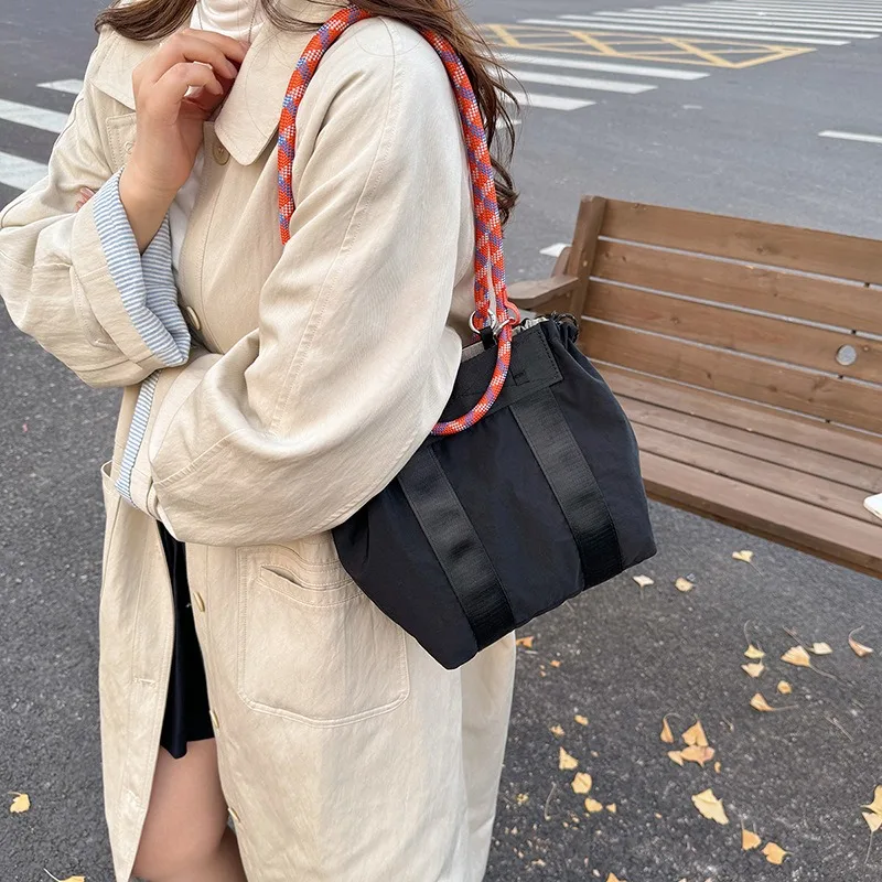 ‌ حقيبة كتف جديدة ذات سعة كبيرة لخريف 2025، حقيبة مصممة من القماش المغسول العصرية للنساء، حقيبة تخفيف يومية أنيقة وواسعة