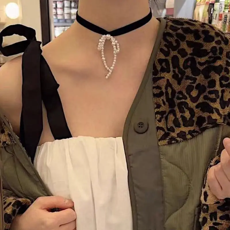 

Hand-Woven Pearls Bowknot Choker Gothic Black Velvets Rope Collar Necklace Clavicle Chain Jewelry for Women Girls Teens