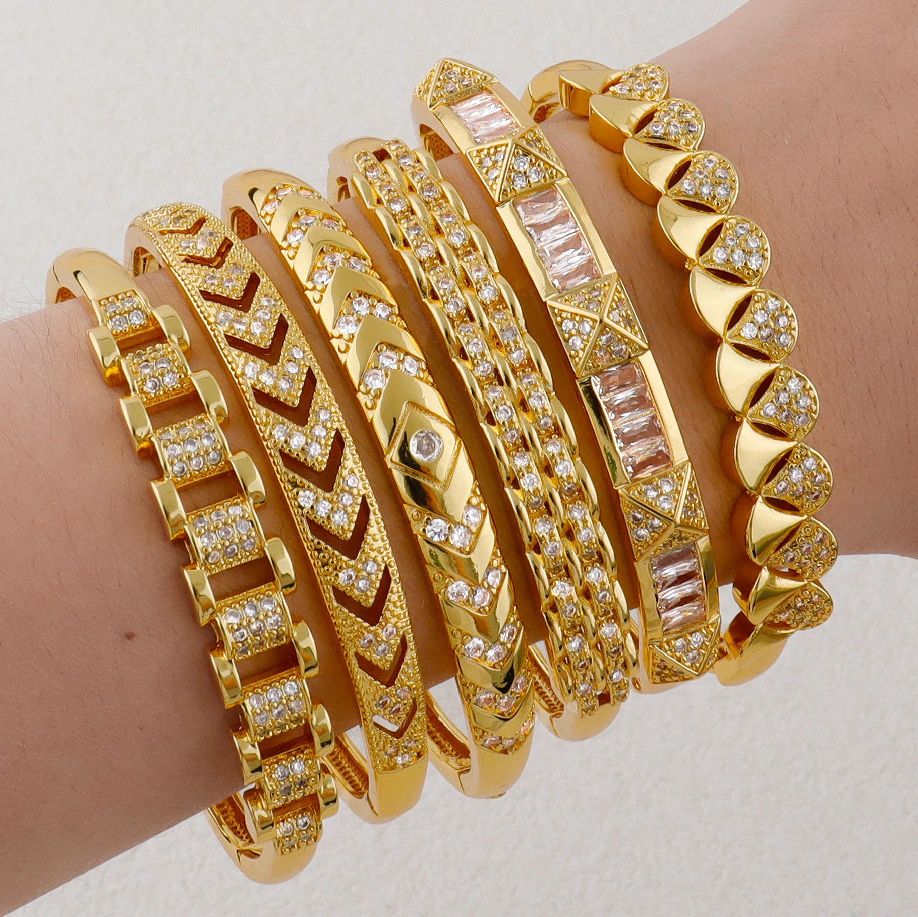 

Fashion Classic Woman's Nail Shaped Open Bracelet Luxurious Gold Color Sparking Zircon Bracelet for Women Bangle Wear Jewelry