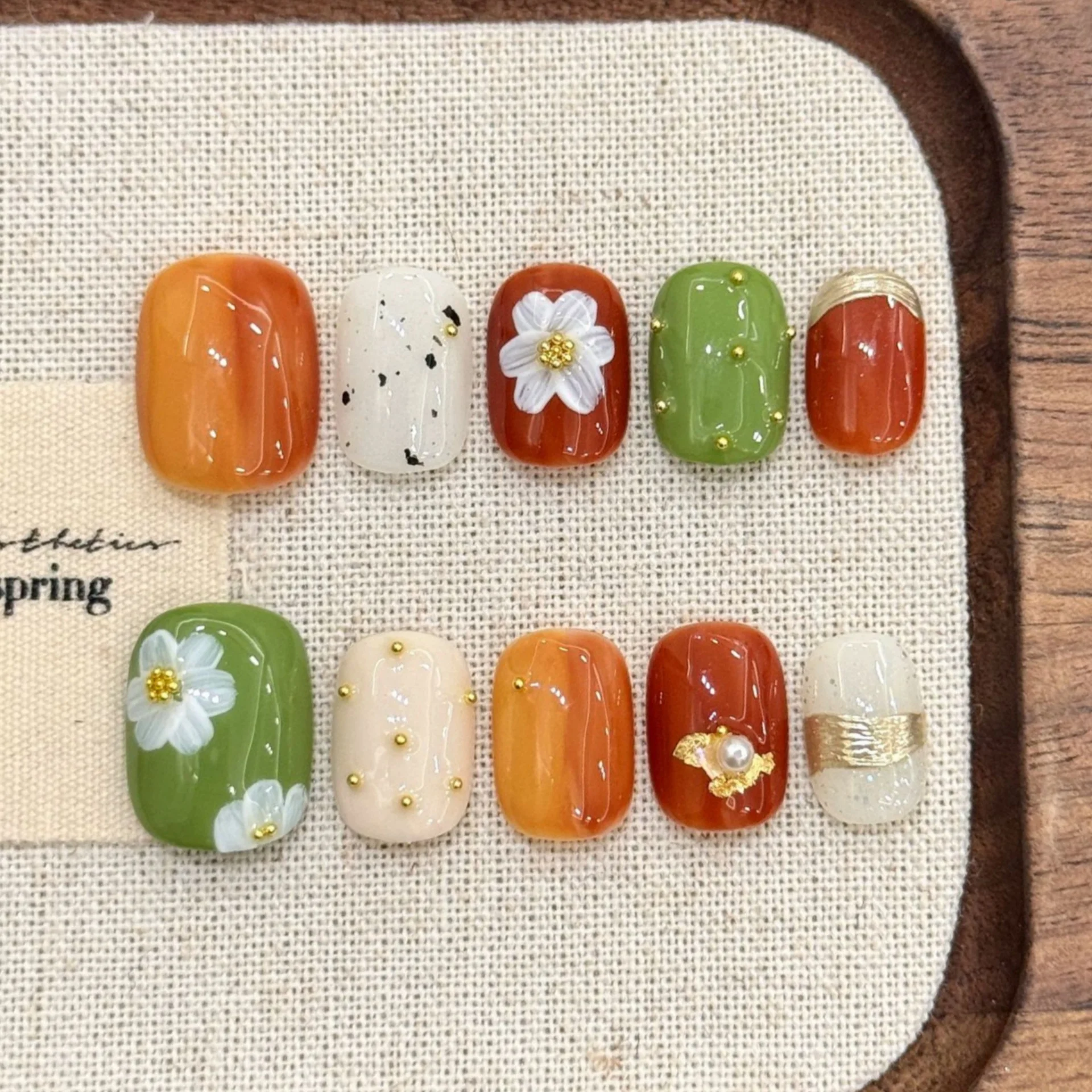 

10pcs Flower Pearl False Nails Sets White Short Round Fake Nail Tips Simple Smudge Design Press on Nails Art Wearable Manicure