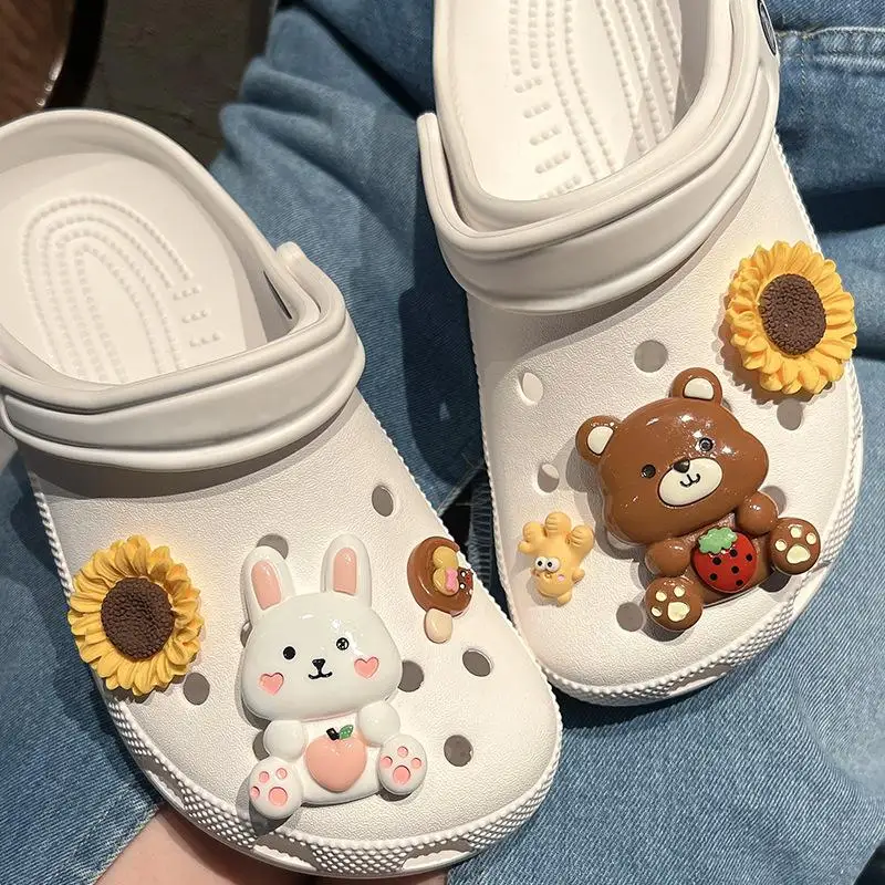 MINISO الكرتون الدب الصغير أرنب صغير الأحذية السحر DIY 3D ستيريو حذاء زهرة أبازيم الزخرفية انفصال الأطفال هدية
