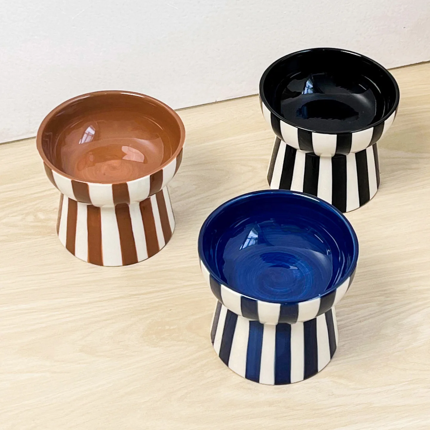 

Hand-Painted Ceramic Bowl High-Stand Slanted Mouth Design Prevents Neck Injury And Flip for Pets Creative Piano Style