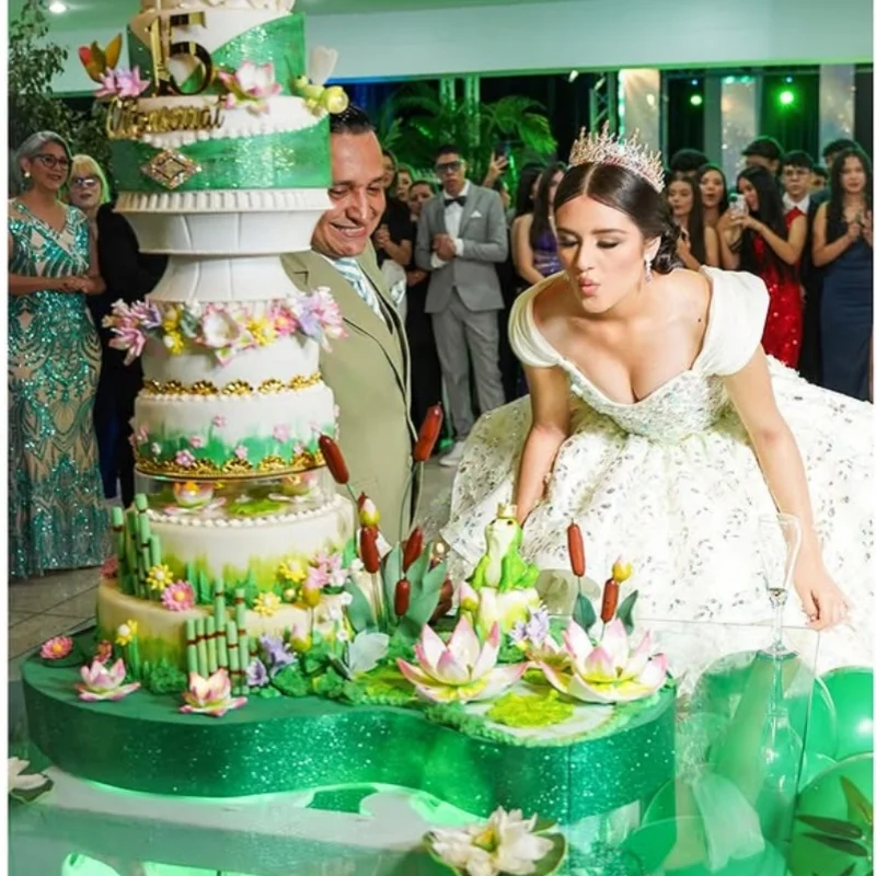 光沢のあるミントグリーンのキンセアニェーラドレス、オフショルダー、スパンコールデカール、チュールレイヤリング、キンセアニェーラ用ドレス ﻿ カスタマイズされた