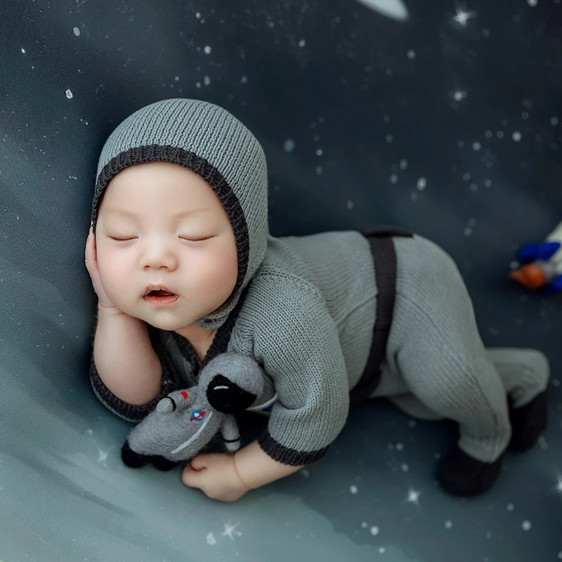 Newborn Photography Clothes Spaceman Themed Photography Outfit Knitted Hat Jumpsuit Set Rocket Astronaut Doll Photoshoot Props