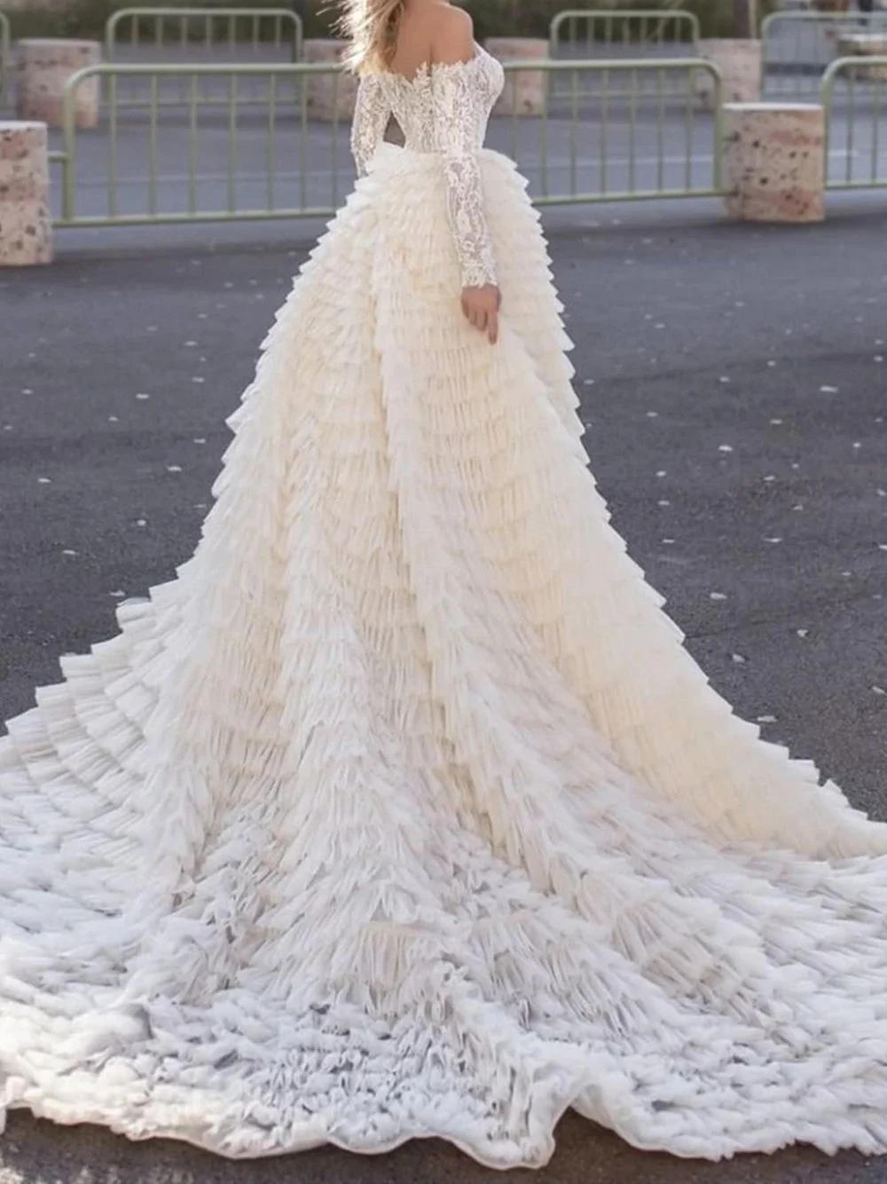 Robes de mariée gracieuses Off the Initiated, superbes appliques pour la mariée, à plusieurs niveaux, longueur au sol, robe de patients