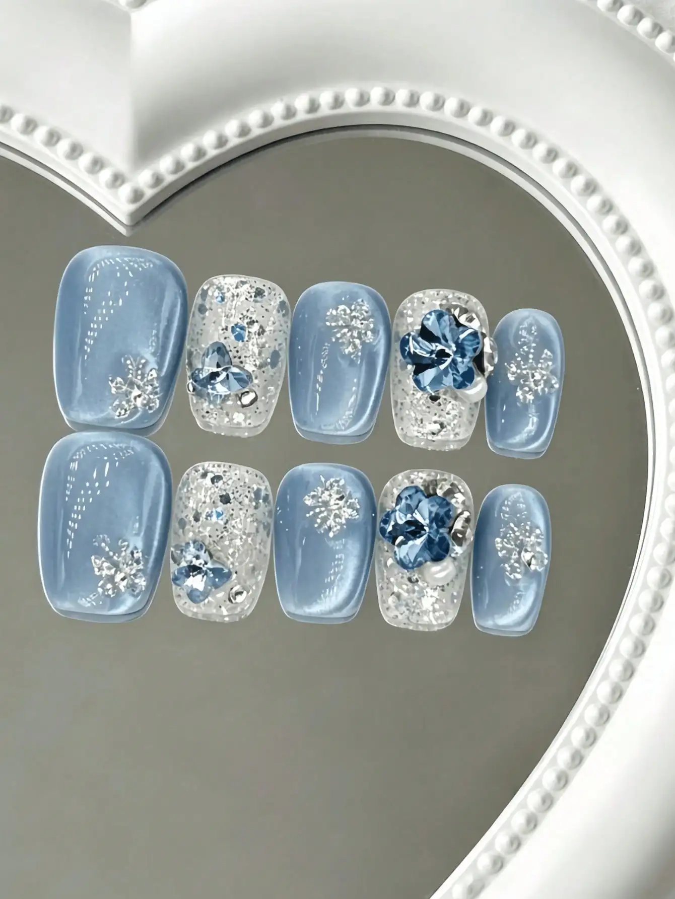 10 piezas de uñas postizas cuadradas cortas de longitud media, con diseño de ojo de gato azul niebla con purpurina, líneas plateadas pintadas a mano y flores azules en 3D, y adornos de diamantes, en un estilo suave y delicado, perfectas para chicas jóvenes, citas y atuendos elegantes para el día a día, viene con pegamento de gel y lima de uñas.