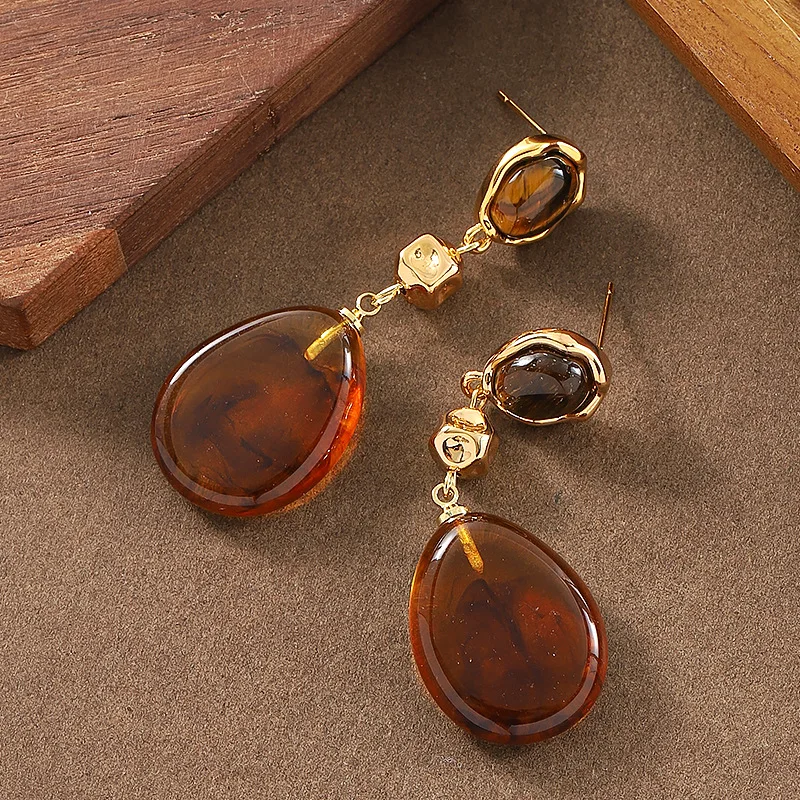 

Retro personalized Maillard brown imitation amber tiger eye stone earrings light luxury elegant high-end commuting earrings