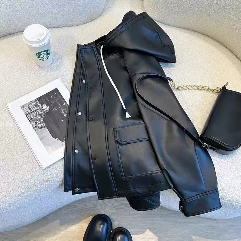 Giacca in pelle Pu con cappuccio nera da donna Primavera Autunno Nuova moda Stile occidentale Advanced Sense Joker Cappotto in pelle Pu Top femminili