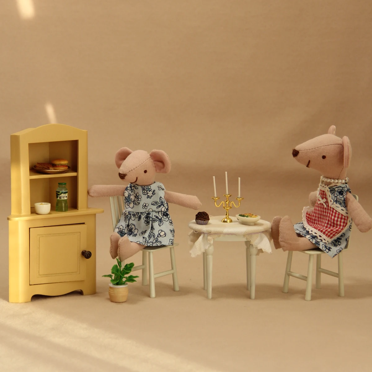 1:12 ミニチュア人工家具木製キャビネットは 3 色でご利用いただけ、おもちゃの家のアクセサリーに適しています