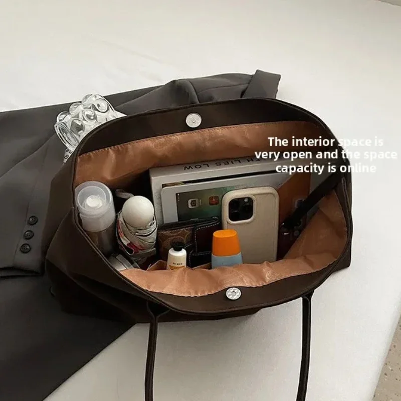 Borsa versatile alla moda di alta qualità in tinta unita in finta pelle scamosciata 2026 Borsa a tracolla di grande capacità di vendita calda del prodotto da donna