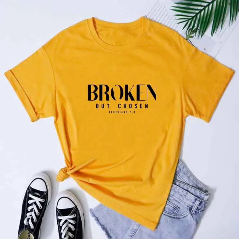 مكسور ولكن مختارة تي شيرت الكاثوليكية للجنسين الإيمان ملهمة تي شيرت عادية المرأة المسيحية الكتاب المقدس الآية القمم الدينية