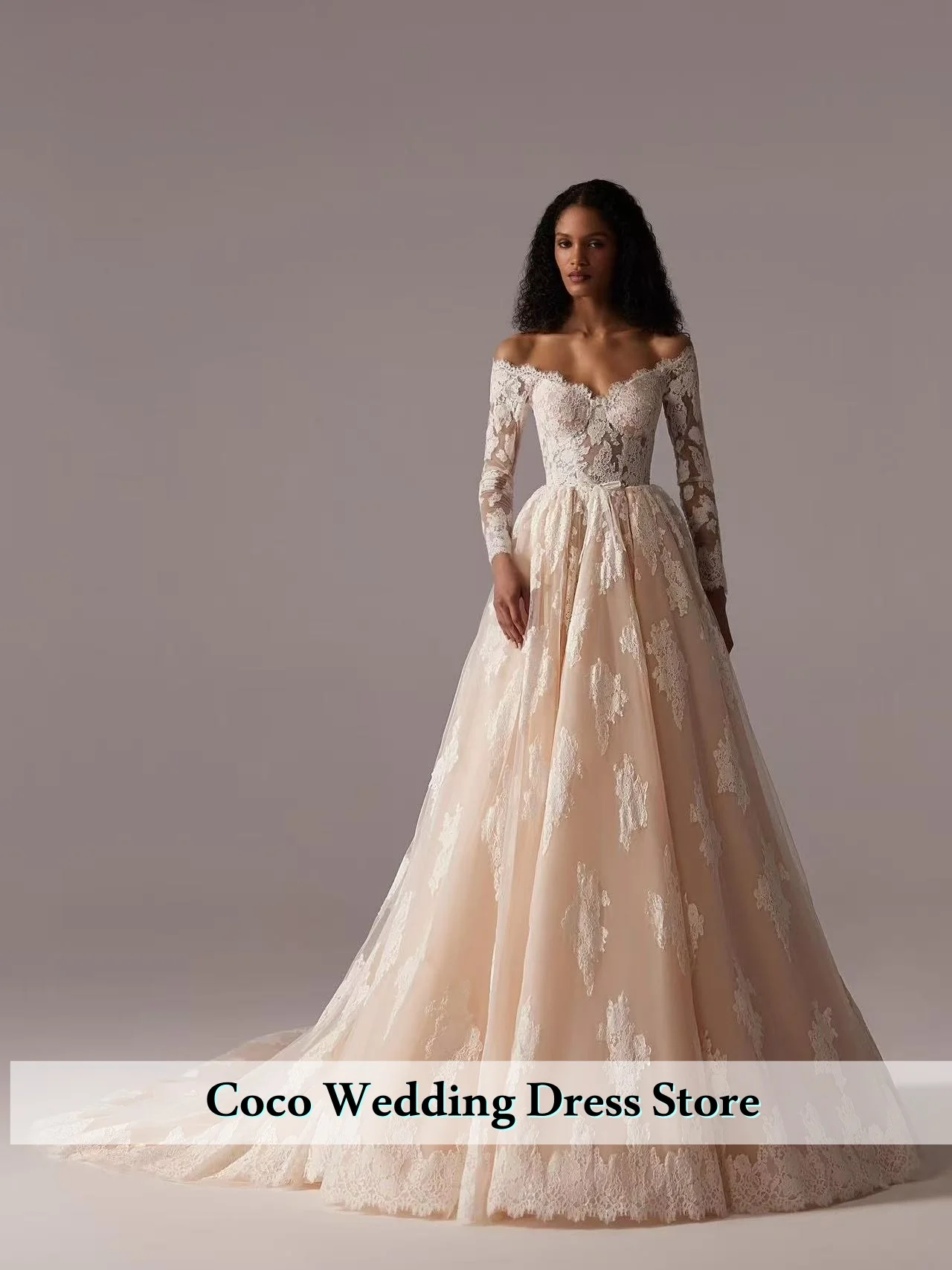 カスタマイズされたゴージャスなAラインVネック長袖Aラインウェディングドレスアップリケスイープトレインレースプリンセスブライダルガウン