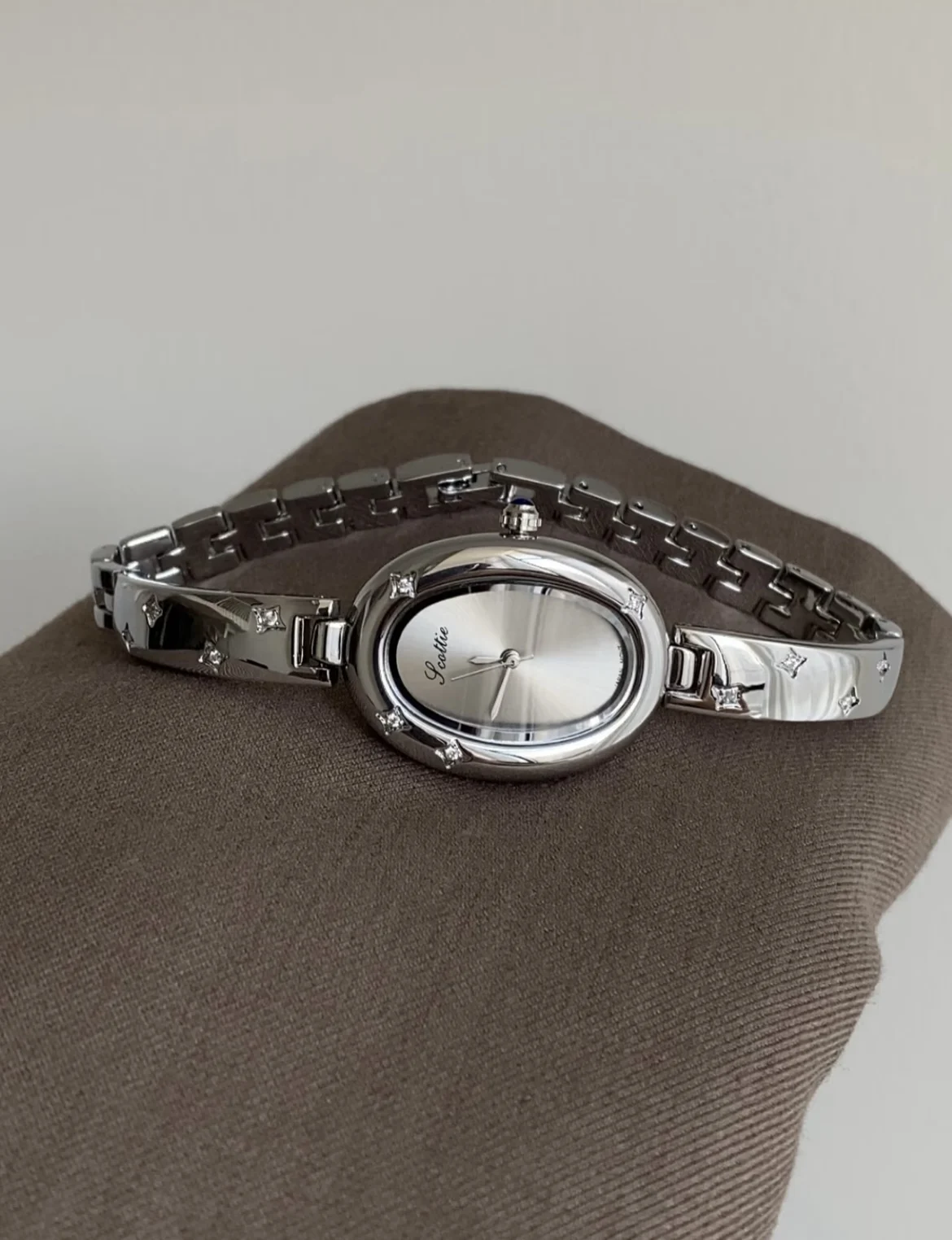 SilverGrayRelógio de quartzo feminino elegante e sofisticado com meia corrente e meio pulseira, design de um acessório elegante para mulheres.