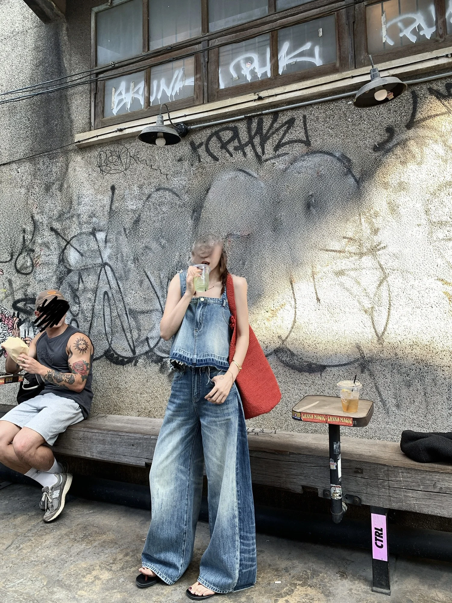 

Комплект из джинсов с широкими штанинами и топом на бретелях в винтажном стиле, модная весенняя коллекция от бренда Xiao Jun Jun