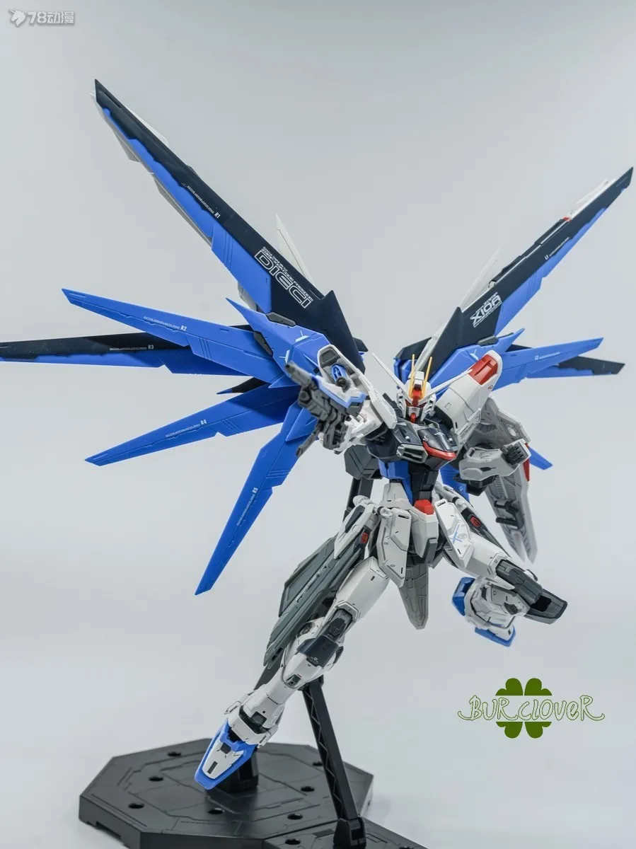 Bandai – figurines d'action originales MG Freedom 2.0, jouets d'assemblage pour garçons et filles, Collection de cadeaux, modèle d'ornements