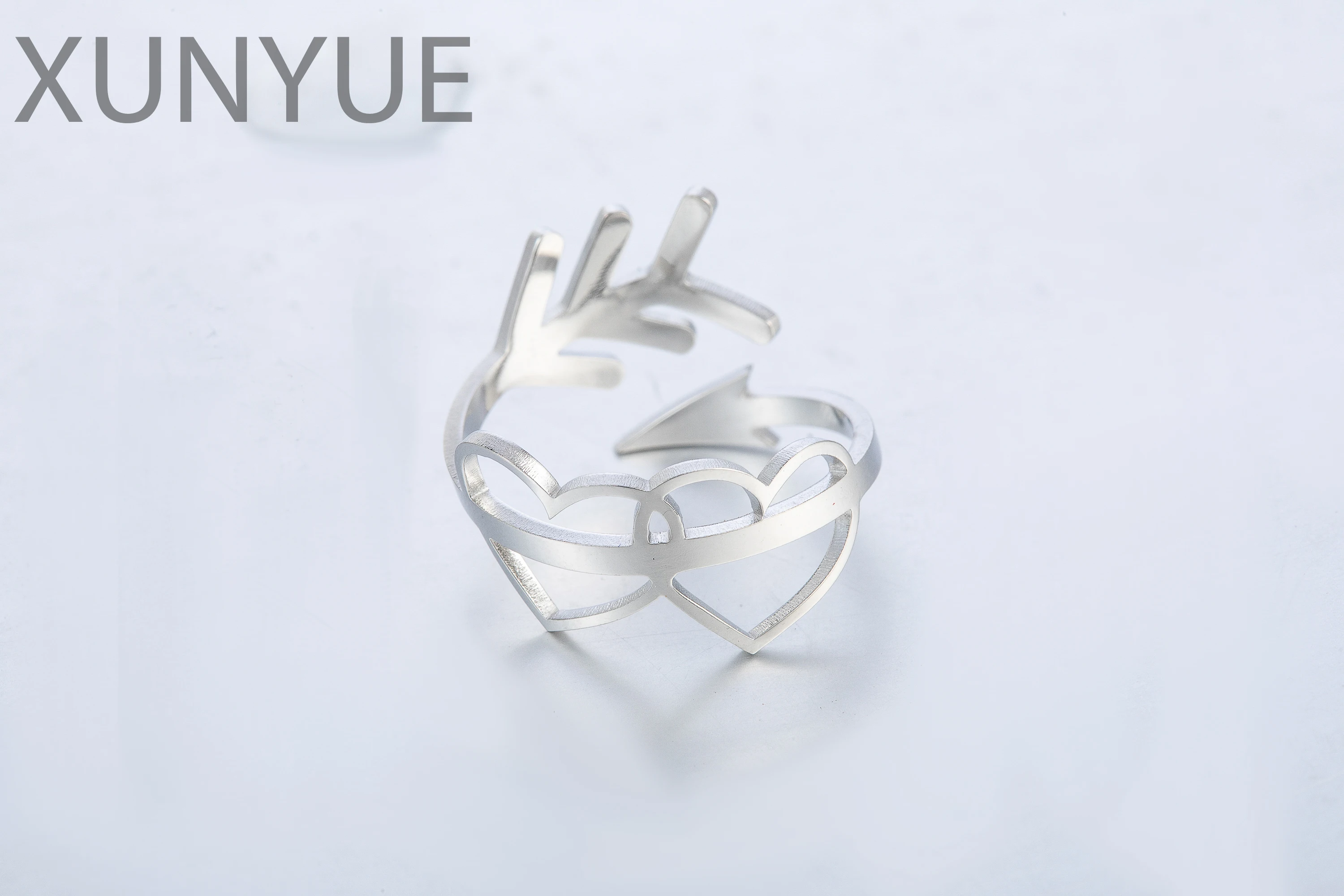 Houwu design sense creative hollow heart opening ring Qiu Bite one of the arrows piercing the heart ring