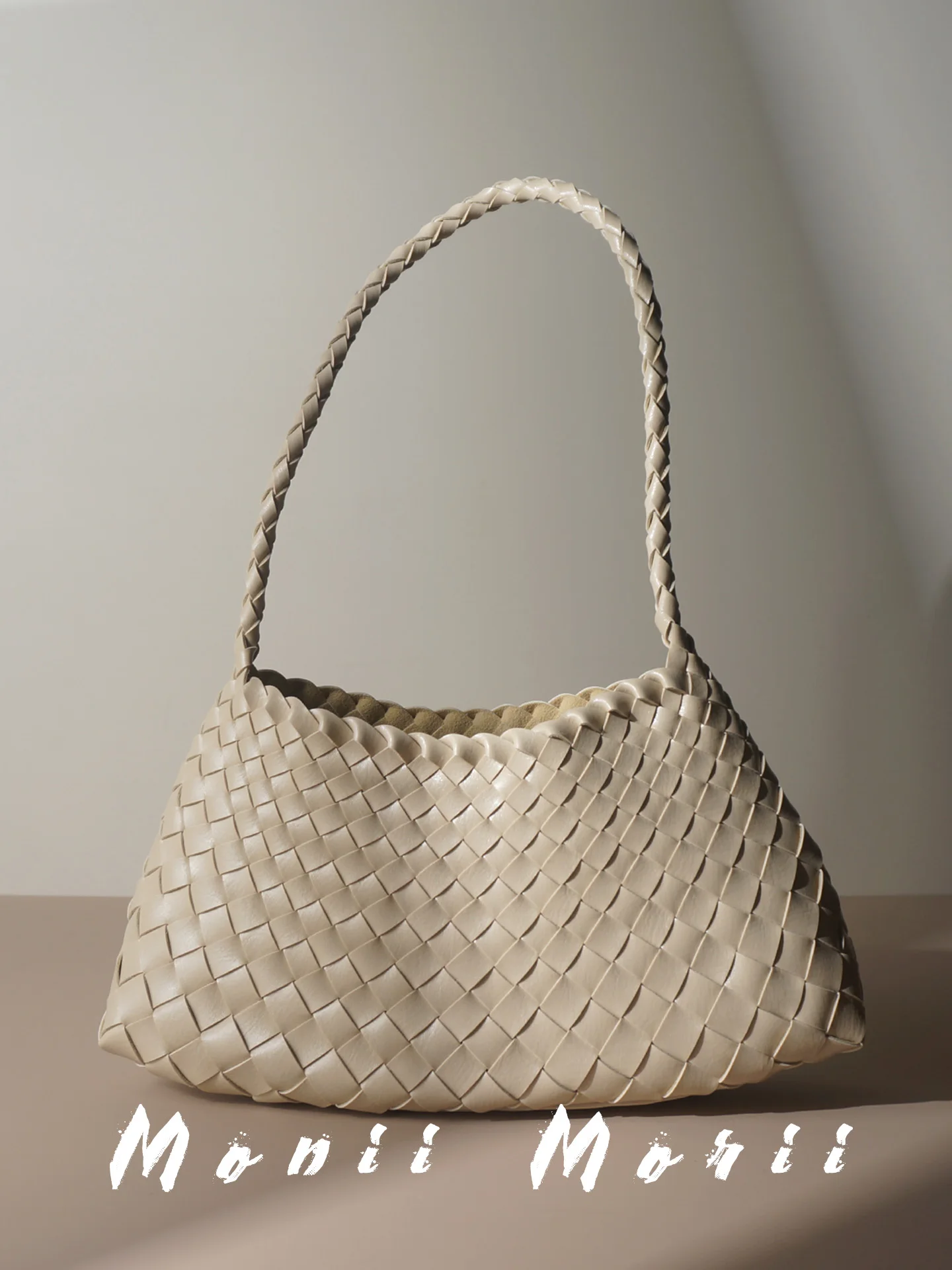 

French underarm bag woven shoulder bag women, fashionable hand carry retro commuter crescent bag