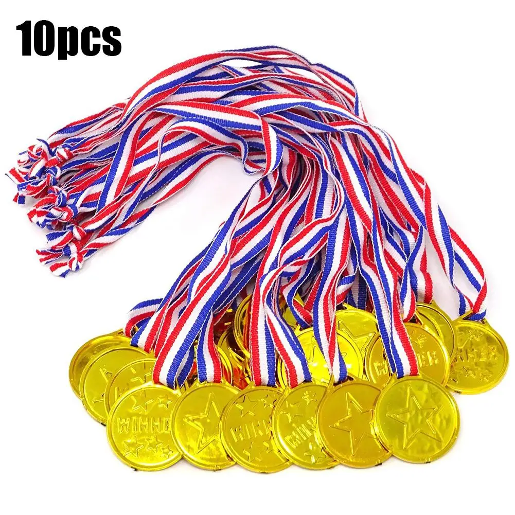 Fotografia 7: 10 medalhas de plástico douradas para crianças, com fitas vermelhas, brancas e azuis, para dia de esportes infantis, prêmios de competições escolares