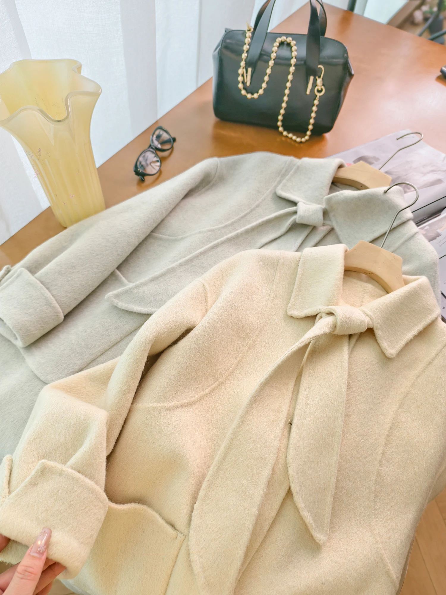 

Длинное двустороннее шерстяное пальто с воротником-ушками от Little Ear Production, теплое, свободного кроя, до плеч