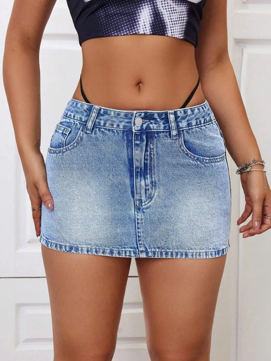 

Джинсовая мини-юбка с низкой талией, эффектом потертости, рваным краем и передними карманами