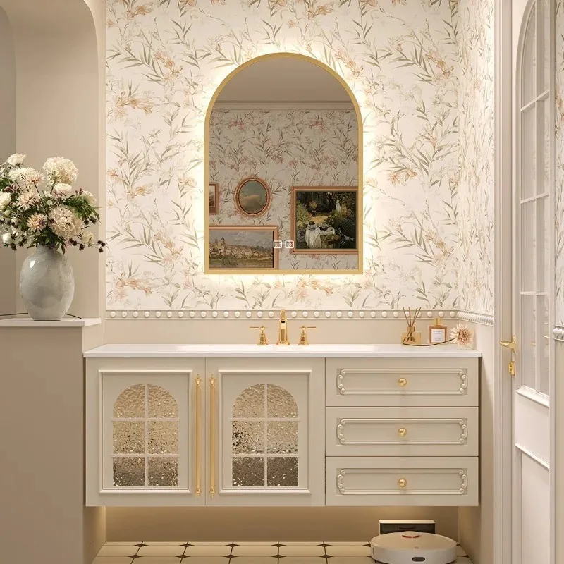 Conjunto de armário de banheiro estilo creme francês, com lavatório integrado em Corian laranja e cuba de ardósia sem emendas.