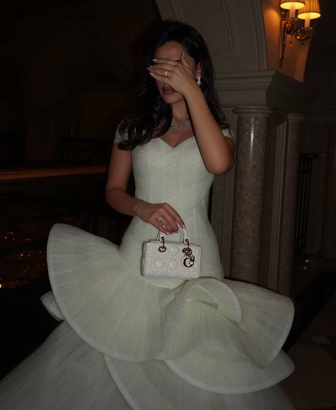 Meetlove بسيط مخصص عاري الكتفين ورقبة على شكل حرف v بدون أكمام طول الكاحل طيات بيضاء أنيقة للنساء للحفلات 2025