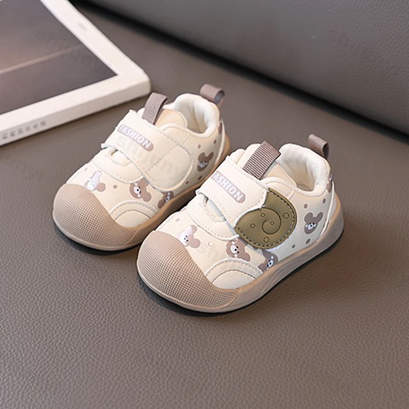 لينة سوليد الطفل المشي حذاء كاجوال 2025 ربيع جديد للأطفال تنفس أحذية رياضية مريحة موضة طباعة تصميم أحذية رياضية