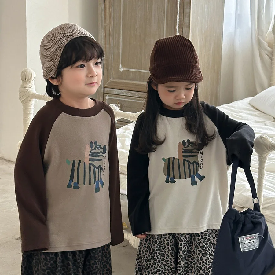 2025 الأطفال الخريف والشتاء جديد طويل الأكمام تي شيرت الفتيان والفتيات الكرتون الكتف كم قاع قميص